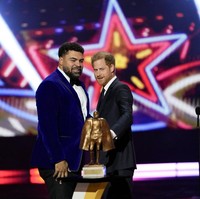 Terbang puluhan jam dari Amerika Serikat, anak bungsu Raja Charles III dan Putri Diana itu dikabarkan hanya menghabiskan waktu 30 - 45 menit untuk menemui ayahnya. Harry kembali ke Los Angeles pada Rabu (7/2/2024). Foto: AP/David J. Phillip