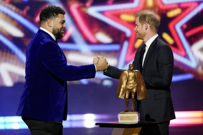 Tampil memakai setelan jas hitam, Pangeran Harry hadir di NFL Honors untuk memberikan penghargaan Man of the Year pada atlet football Walter Payton. Foto: AP/David J. Phillip
