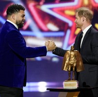 Tampil memakai setelan jas hitam, Pangeran Harry hadir di NFL Honors untuk memberikan penghargaan Man of the Year pada atlet football Walter Payton. Foto: AP/David J. Phillip
