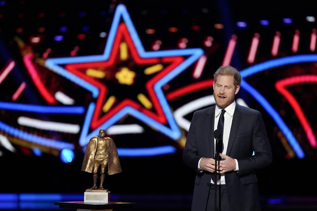 Sehari setelah tiba di Los Angeles berkumpul lagi dengan Meghan Markle dan kedua anaknya, Pangeran Harry menuju Las Vegas untuk menghadiri penghargaan NFL ( National Football League) Honors. Foto: AP/David J. Phillip