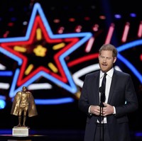 Sehari setelah tiba di Los Angeles berkumpul lagi dengan Meghan Markle dan kedua anaknya, Pangeran Harry menuju Las Vegas untuk menghadiri penghargaan NFL ( National Football League) Honors. Foto: AP/David J. Phillip