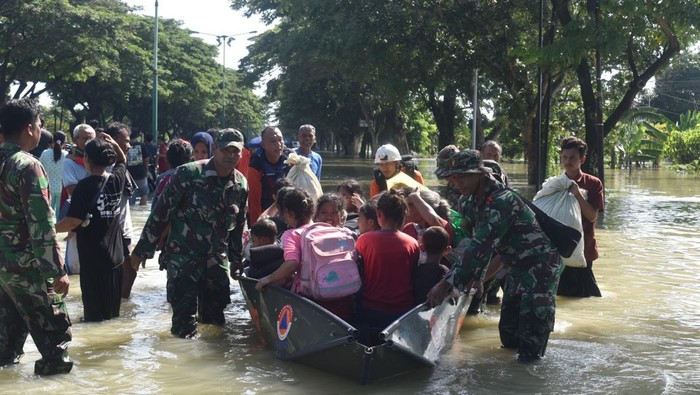 Pasukan Reaksi Cepat Penanggulangan Bencana Alam (PRCPB) Kodim 0716/Demak melakukan gerak cepat melaksanakan tindakan membantu warga yang terdampak banjir, Jumat (9/2/2024).