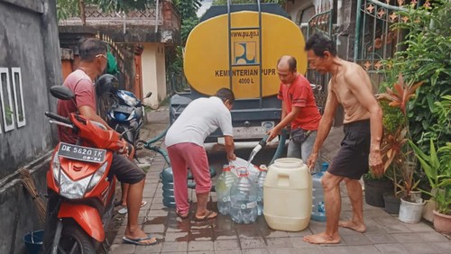 PDAM Karangasem mendistribusikan air tangki kepada pelanggan di wilayah Kecamatan Bebandem, Karangasem, Jumat (9/2/2024). (Foto: Dok. PDAM Karangasem)