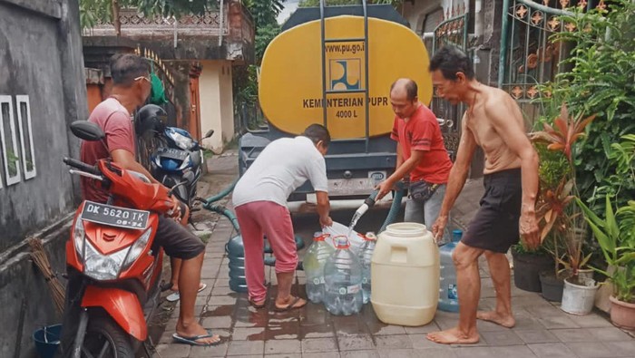 PDAM Karangasem mendistribusikan air tangki kepada pelanggan di wilayah Kecamatan Bebandem, Karangasem, Jumat (9/2/2024). (Foto: Dok. PDAM Karangasem)