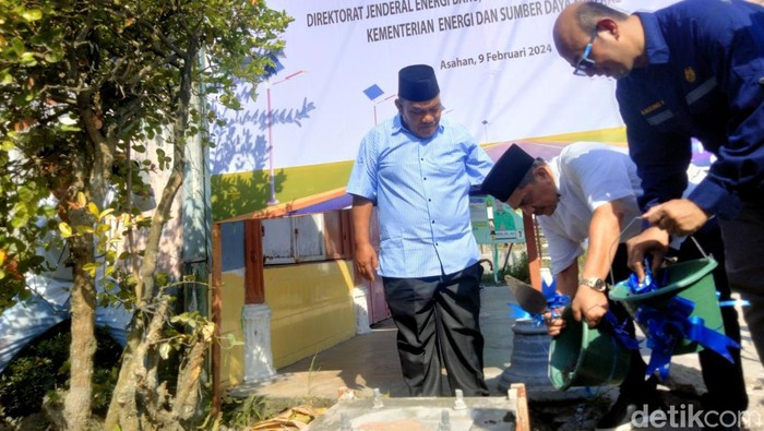 Pemancangan dan peletakan batu pertama tiang PJU TS oleh anggota DPR RI Nasril Bahar dan Dirjen EBTKE di Asahan.