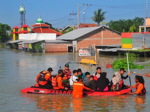Tanggul Jebol Kembali Bertambah, 11.437 Jiwa di Karanganyar Demak Mengungsi