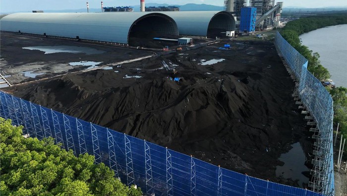 Penampakan Smelter di Konawe, Olah Nikel untuk Stainless Steel Foto udara aktivitas bongkar nikel di kawasan industri milik PT PT Obsidian Stainless Steel (OSS) di Kecamatan Morosi, Konawe, Sulawesi Tenggara, Kamis (8/2/2024). Smelter nikel milik PT OSS itu mengadopsi teknologi Rotary Kiln Electric Furnace (RKEF) untuk memproses nikel dan AOD furnace ke produk akhir yaitu stainless steel dan teknologi tersebut merupakan teknologi yang paling mutakhir dan ramah lingkungan di dunia. ANTARA FOTO/Jojon/Spt.