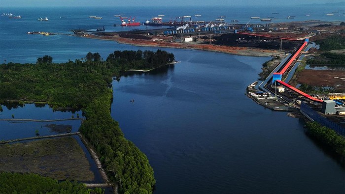 Penampakan Smelter di Konawe, Olah Nikel untuk Stainless Steel Foto udara aktivitas bongkar nikel di kawasan industri milik PT PT Obsidian Stainless Steel (OSS) di Kecamatan Morosi, Konawe, Sulawesi Tenggara, Kamis (8/2/2024). Smelter nikel milik PT OSS itu mengadopsi teknologi Rotary Kiln Electric Furnace (RKEF) untuk memproses nikel dan AOD furnace ke produk akhir yaitu stainless steel dan teknologi tersebut merupakan teknologi yang paling mutakhir dan ramah lingkungan di dunia. ANTARA FOTO/Jojon/Spt.