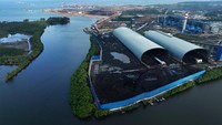 Foto udara aktivitas smelter nikel di kawasan industri milik PT Obsidian Stainless Steel (OSS) di Kecamatan Morosi, Konawe, Sulawesi Tenggara, Kamis (8/2/2024).