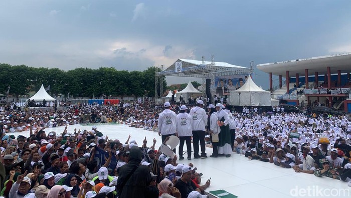Penggemar Rhoma Irama Jawa Timur (Rhomais) mendeklarasikan dukungan untuk pasangan capres-cawapres nomor urut 1 Anies-Cak Imin di Stadion Untung Suropati, Pasuruan, Jawa Timur. (Mulia/detikcom)