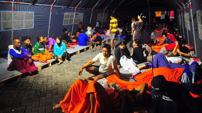 Pengungsi Banjir di Demak Pengungsi korban banjir beristirahat di tenda pengungsian posko Terminal Jati, Kudus, Jawa Tengah, Jumat (9/2/2024). Data sementara BPBD Kabupaten Demak hingga Kamis 8 Pebuari 2024 pukul 21.00 WIB sebanyak 8.170 jiwa mengungsi di sembilan lokasi pengungsian akibat banjir yang merendam 30 desa di tujuh kecamatan di Kabupaten Demak sejak Senin (5/2/2024).