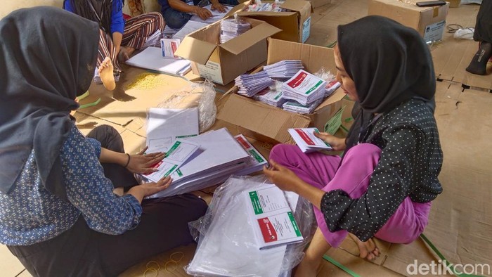 Petugas melakukan Pelipatan Surat suara (Tommy Saputra)