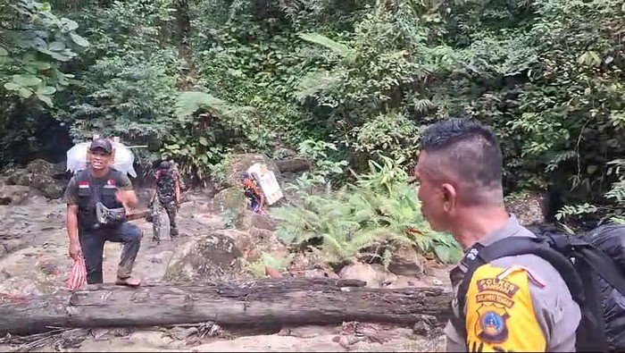 Polisi di Banggai, Sulteng jalan kaki 3 hari kawal distribusi logistik Pemilu ke wilayah pelosok,