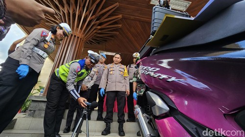 Polres Klungkung menguji sepeda motor yang menggunakan knalpot brong, di Aula Jalaga Dharma Pandama, Polres Klungkung, Jumat (9/2/2024).