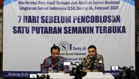 Peneliti senior LSI Denny JA, Adjie Alfaraby didampingi moderator Fadhli Fakhri Fauzan memaparkan temuan dan analisis Survei Nasional bertajuk 7 Hari Sebelum Pencoblosan Satu Putaran Semakin Terbuka di Jakarta, Jumat (9/2/2024).