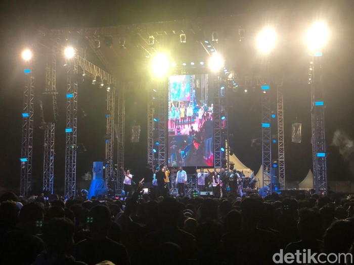 Budiman Sujatmiko menyampaikan pernyataan di Stadion Kridosono, Kamis (8/2) malam.
