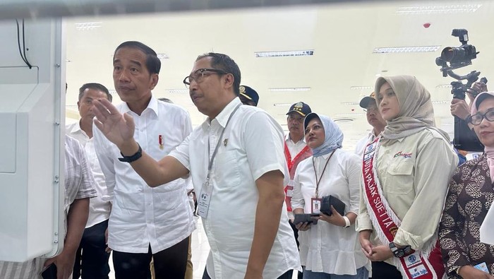 Presiden Jokowi dan Kepala Bapenda Jabar Dedi Taufik di Samsat Digital Terminal Leuwipanjang.
