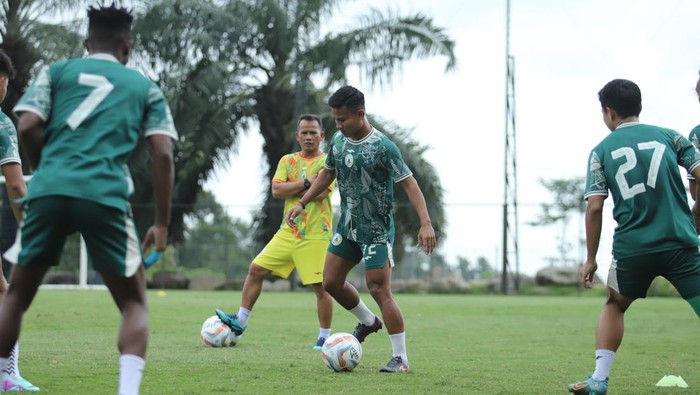 Latihan PSS Sleman di Lapangan Pakembinangun, Sleman, Jumat (9/2/2024).