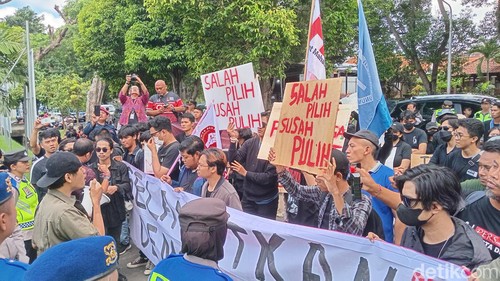 Puluhan mahasiswa dari berbagai kampus di Bali berdemonstrasi di depan kantor KPU Bali, Jumat (9/2/2024).