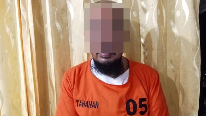 Putra Sitompul saat diamankan di kantor polisi. Foto: Dok. Polres Pematangsiantar