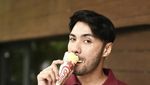 Momen Refal Hady saat Makan Bubur Ayam di Lokasi Syuting
