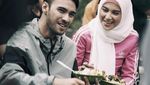 Momen Refal Hady saat Makan Bubur Ayam di Lokasi Syuting