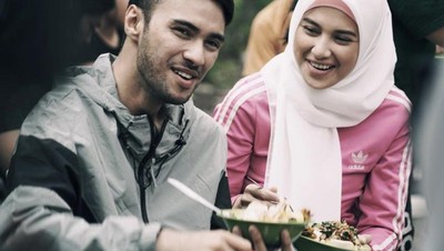 Momen Refal Hady saat Makan Bubur Ayam di Lokasi Syuting