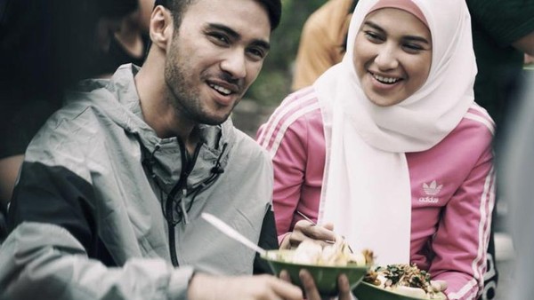 Momen Refal Hady saat Makan Bubur Ayam di Lokasi Syuting