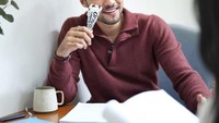 Aktor Refal Hady tengah menjadi perbincangan usai menanggapi cuitan Umay Shahab. Ia dinilai netizen tak memiliki empati kepada orang kurang mampu. Foto: Instagram @refalhady