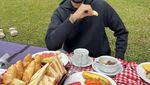 Momen Refal Hady saat Makan Bubur Ayam di Lokasi Syuting