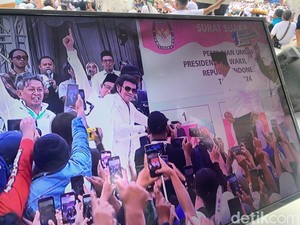 Momen Rhoma Irama Simulasi Coblos AMIN saat Hadiri Kampanye di Pasuruan