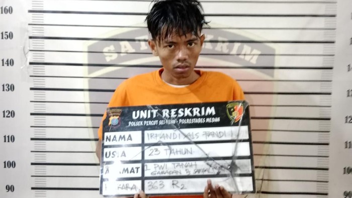 Salah satu anggota komplotan pencurian sepeda motor di sebuah kos-kosan di Jalan Taduan, Kota Medan yang berhasil ditangkap polisi. (Dok Polsek Percut Sei Tuan)