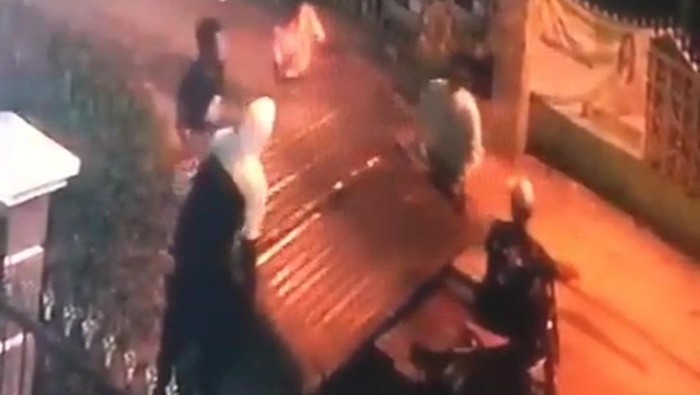 Segerombolan pencuri beraksi mengambil pagar besi dari rumah seorang bidan di Jalan Pasundan, Kota Medan. (Dok. Warga)