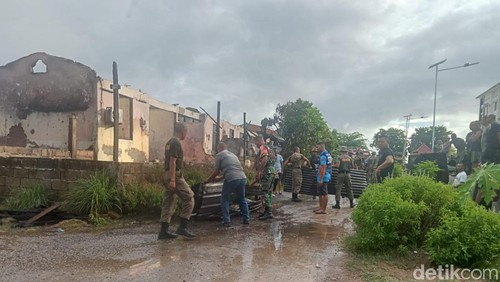 Sejumlah personel membersihkan puing kebakaran di Asrama Brimob Polda NTT di Kupang, Jumat (9/2/2024).