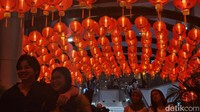 lampion-lampion juga memerahkan pusat perbelanjaan tersebut.