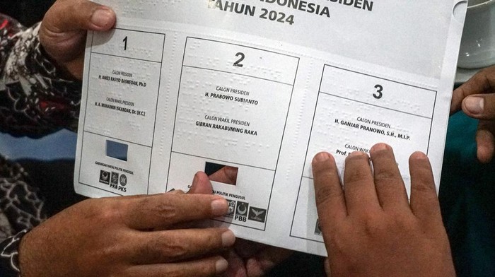 Petugas menunjukkan contoh surat suara Braille saat sosialisasi surat suara untuk penyandang disabilitas di Kabupaten Batang, Jawa Tengah, Jumat (9/2/2024). Komisi Pemilihan Umum Kabupaten Batang mengadakan sosialisasi pencoblosan yang menggunakan template huruf Braille yang akan digunakan sebagai alat bantu pencoblosan bagi penyandang tunanetra saat Pemilu 2024. ANTARA FOTO/Harviyan Perdana Putra/rwa.