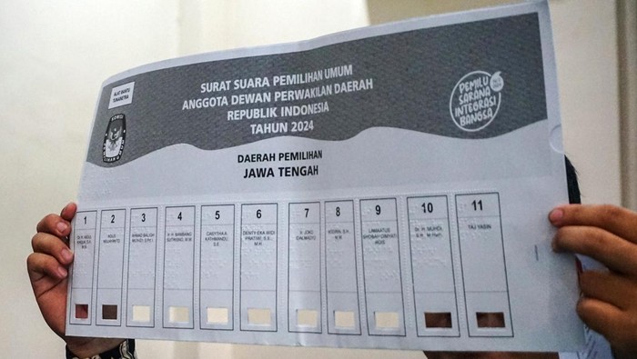 Petugas menunjukkan contoh surat suara Braille saat sosialisasi surat suara untuk penyandang disabilitas di Kabupaten Batang, Jawa Tengah, Jumat (9/2/2024). Komisi Pemilihan Umum Kabupaten Batang mengadakan sosialisasi pencoblosan yang menggunakan template huruf Braille yang akan digunakan sebagai alat bantu pencoblosan bagi penyandang tunanetra saat Pemilu 2024. ANTARA FOTO/Harviyan Perdana Putra/rwa.