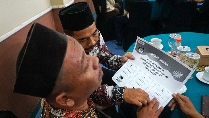 Sosialisasi Pencoblosan Pemilu untuk Penyandang Disabilitas Petugas menunjukkan contoh surat suara Braille saat sosialisasi surat suara untuk penyandang disabilitas di Kabupaten Batang, Jawa Tengah, Jumat (9/2/2024). Komisi Pemilihan Umum Kabupaten Batang mengadakan sosialisasi pencoblosan yang menggunakan template huruf Braille yang akan digunakan sebagai alat bantu pencoblosan bagi penyandang tunanetra saat Pemilu 2024. ANTARA FOTO/Harviyan Perdana Putra/rwa.