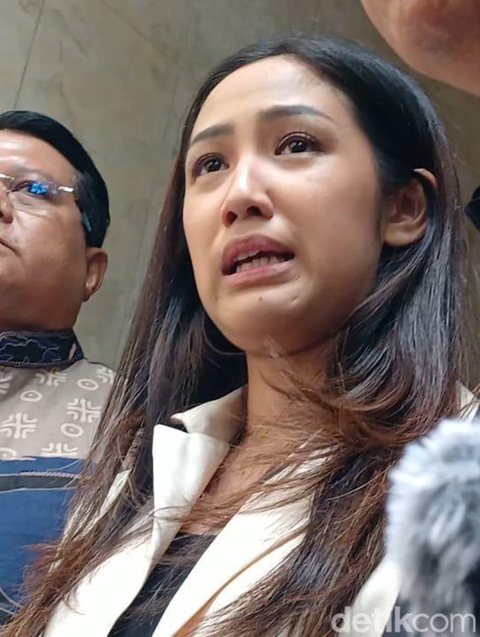 Tamara Tyasmara Tamara Tyasmara menangis dan emosi melihat rekaman CCTV anak ditenggelamkan YA.