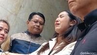 Sepanjang meluapkan perasaannya Tamara Tyasmara menangis dan sangat emosional. Foto: Febri/detikHOT