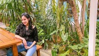 Tempat makan dengan suasana alam menjadi pilihan Tamara Tyasmara untuj bersantai. Ia memilih duduk di meja yang berada dekat dengan mini garden. Foto: Instagram/tamaratyasmara