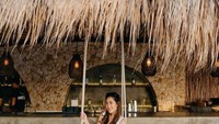 Berkunjung ke Bali, Tamara Tyasmara tak lupa mengunjungi beach club. Sambil menunggu pesanannya ia asyik duduk di atas ayunan. Foto: Instagram/tamaratyasmara