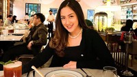 Tamara handal memilih tempat makan untuk dikunjungi bersama temannya. Salah satu restoran mewah dengan desain interior yang megah disambanginya. Foto: Instagram/tamaratyasmara