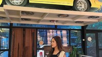 Tamara Tyasmara sosok foodies yang seringkali mengajak teman-temannya makan-makan enak. Restoran yang unik dengan hiasan mobil di atapnya jadi tempat Tamara untuk bersosialisasi. Foto: Instagram/tamaratyasmara