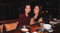 Setiap makan bersama sahabatnya, ia tak lupa berfoto bersama. Setelah puas makan, minuman yang segar juga dipesan untuk membasuh mulutnya. Foto: Instagram/tamaratyasmara