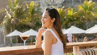 Saat berkunjung ke pantai, ia lebih memilih minuman yang menyegarkan. Wajahnya tampak sumringah menikmati pemandangan yang menyegarkan mata. Foto: Instagram/tamaratyasmara