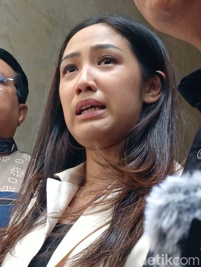 Tamara Tyasmara Tamara Tyasmara menangis di Polda Metro Jaya.