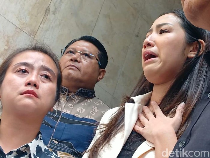 Tamara Tyasmara Tamara Tyasmara menangis dan emosi melihat rekaman CCTV anak ditenggelamkan YA.