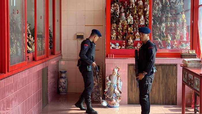Tim Gegana melakukan sterilisasi vihara di Tamansari, Jakbar (dok. Ist)
