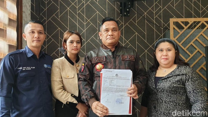 Tim kuasa hukum dari bocah inisial DP (10), anak SD penjual kipang yang disiram air panas oleh pekerja warung mie aceh di Medan. (Goklas Wisely/detikSumut)
